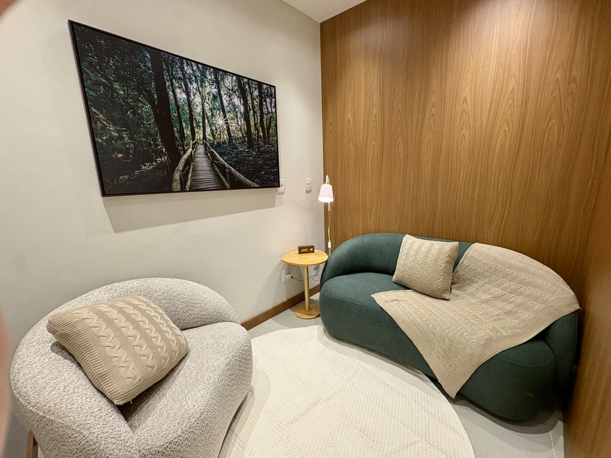 Sala de atendimento psicológico e psiquiátrico da Clínica Magnificat, com sofá e poltrona